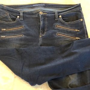 Skinny jean with cute front zipper detail